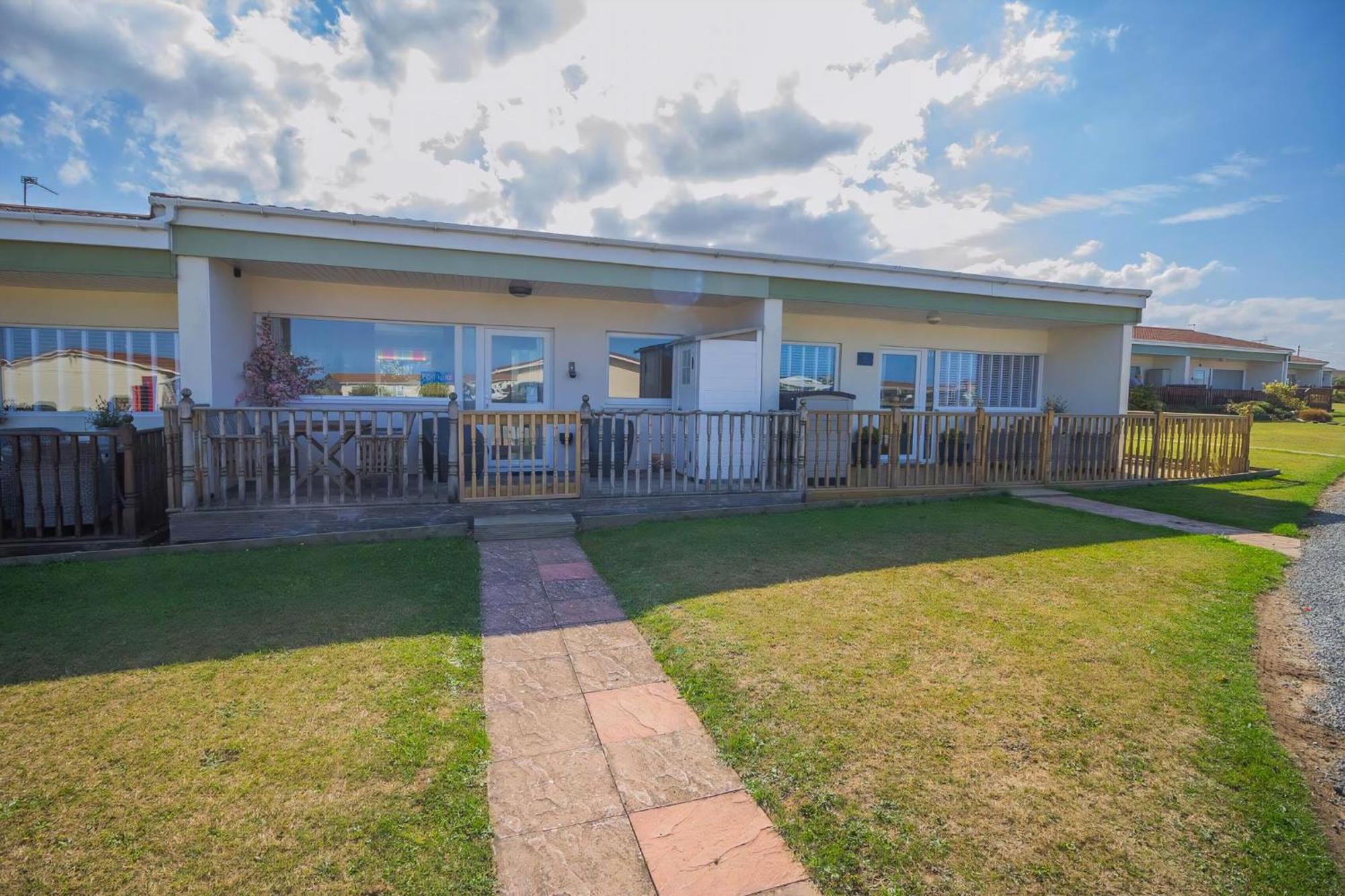 Chalet For Hire At Rainbows End Near A Beautiful Norfolk Beach Ref 31039R Bacton エクステリア 写真