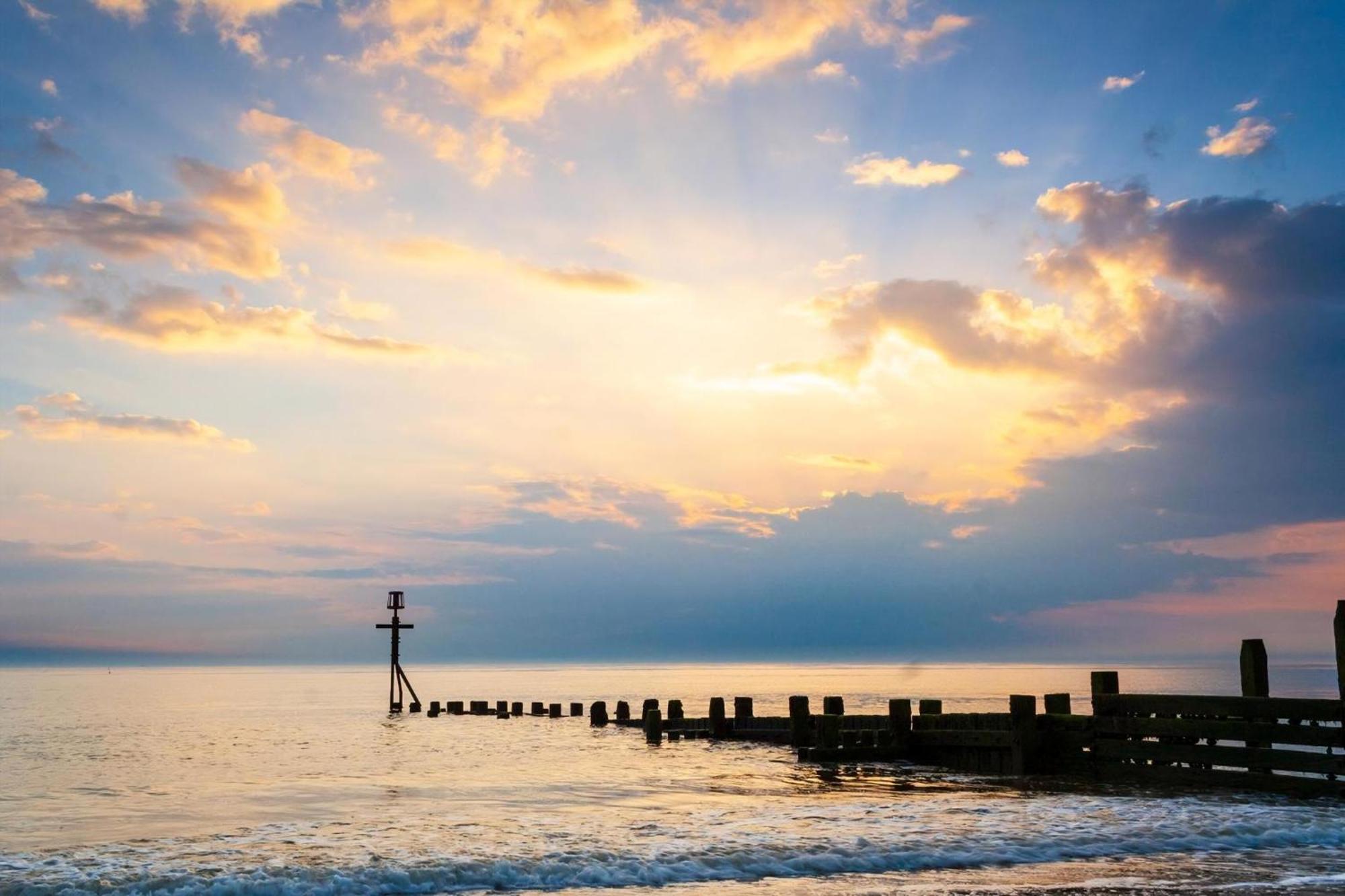 Chalet For Hire At Rainbows End Near A Beautiful Norfolk Beach Ref 31039R Bacton エクステリア 写真